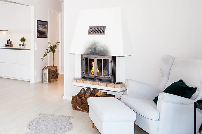 Ein gemütlicher Kamin mit Feuer